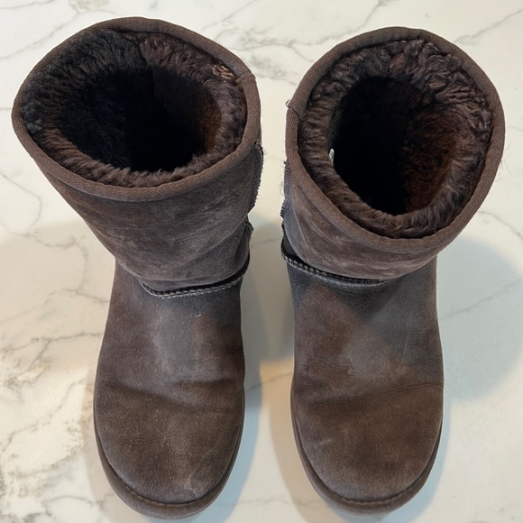 Chocolate brown short Uggs - Picture 3 of 4